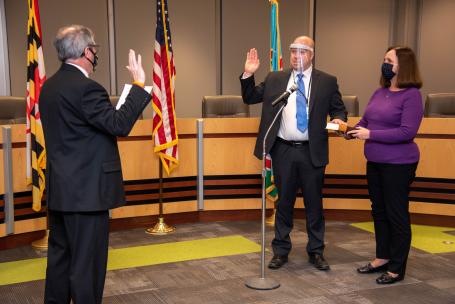 Darrell Evans takes the oath of office for the Board of Education